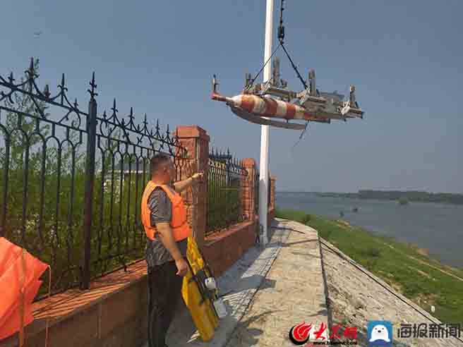 防汛常規物資中主要包含麻袋吸水膨脹袋,無紡布吸水膨脹袋,防汛沙袋,防汛噸袋,防汛編織袋,雨衣,雨靴,雨傘,彩條布,工兵鏟,十字鎬,八磅錘,應急救生包等。