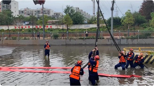 麒麟區遭暴雨突襲|部分道路積水嚴重，消防緊急排澇解憂