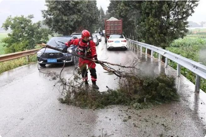 麒麟區遭暴雨突襲|部分道路積水嚴重，消防緊急排澇解憂